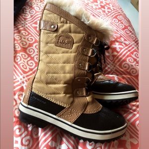 SOREL size 4 lovely new boots
